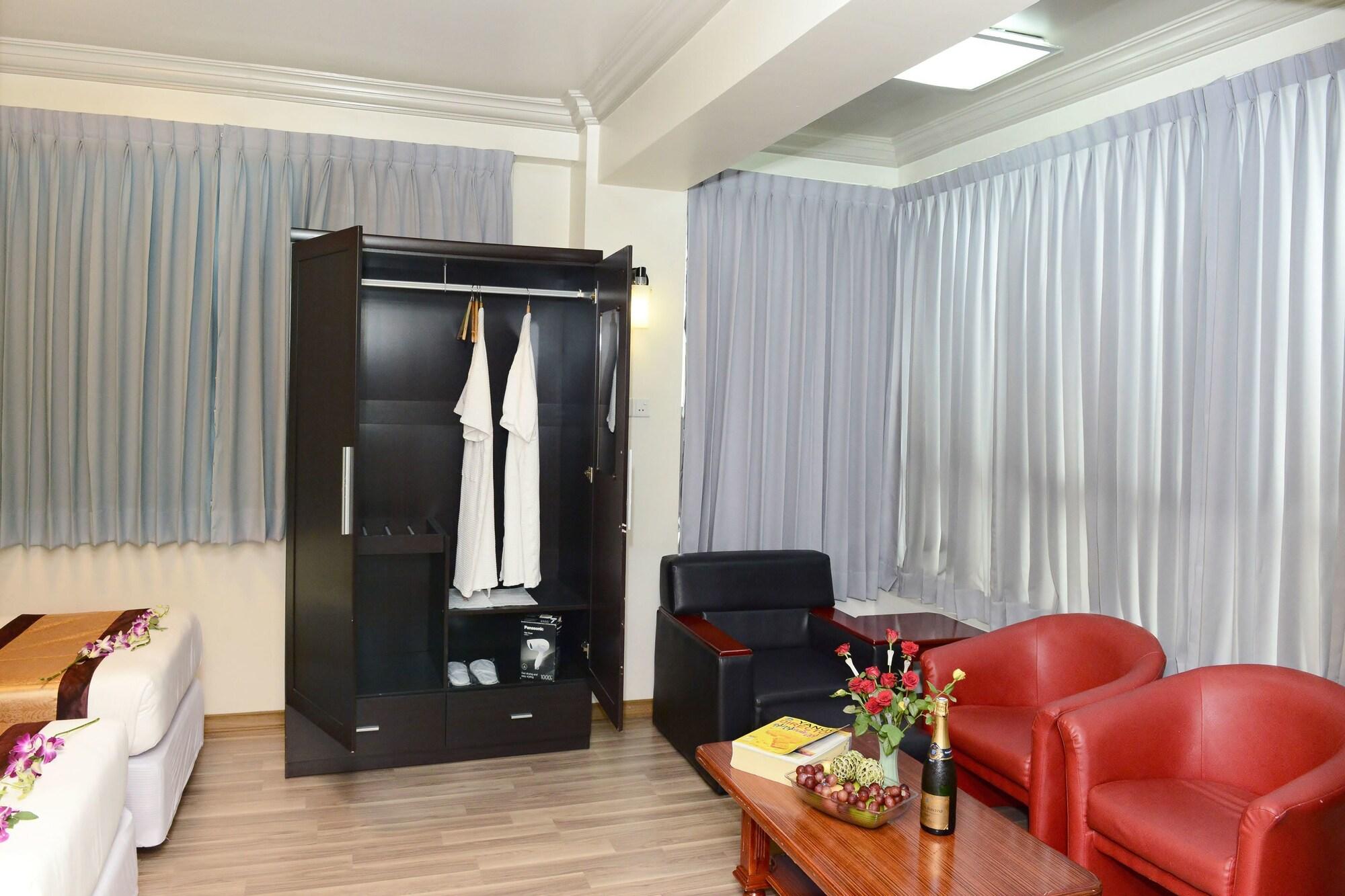 Hotel Grand United - Chinatown Rangoon Buitenkant foto