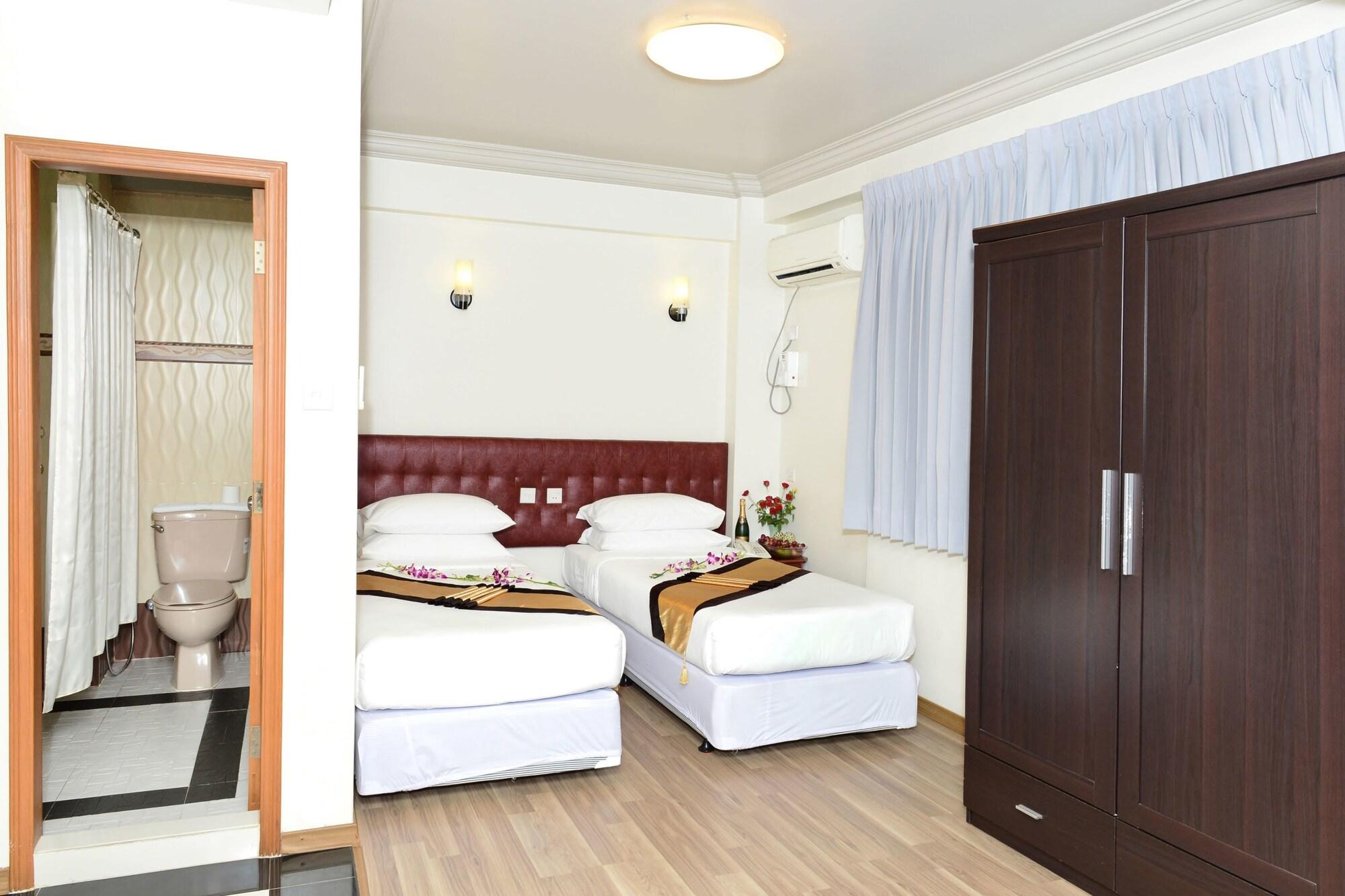Hotel Grand United - Chinatown Rangoon Buitenkant foto
