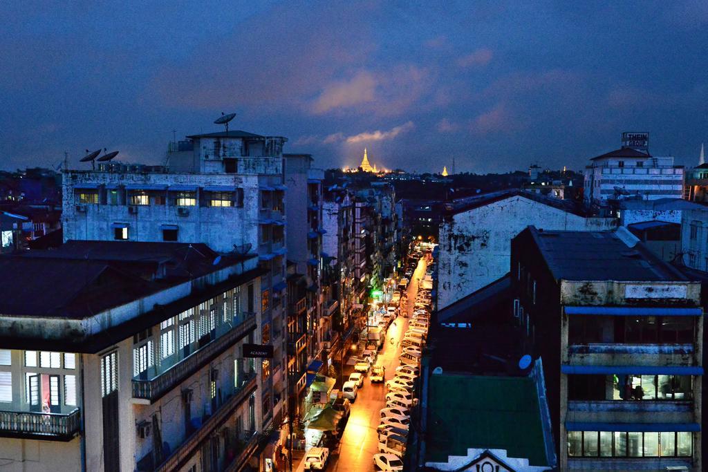 Hotel Grand United - Chinatown Rangoon Buitenkant foto