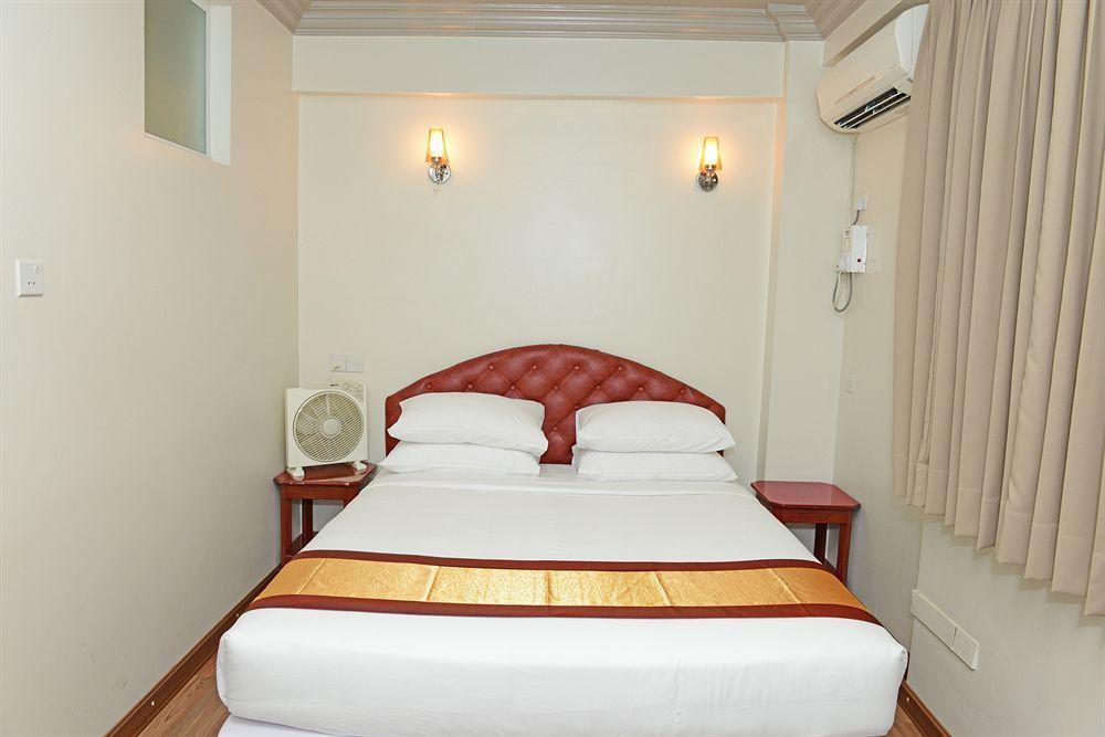 Hotel Grand United - Chinatown Rangoon Buitenkant foto